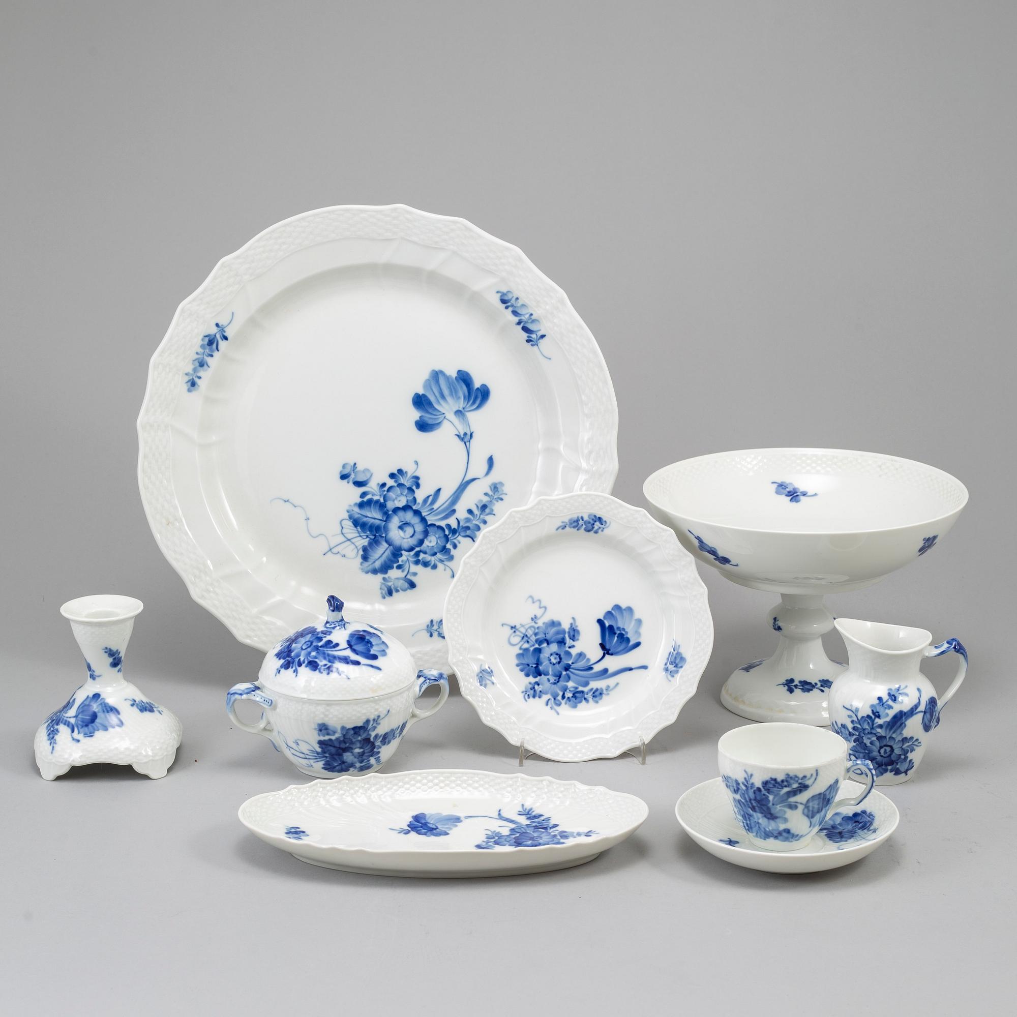 A 30 pcs porcelain coffee service from Royal Copenhagen.