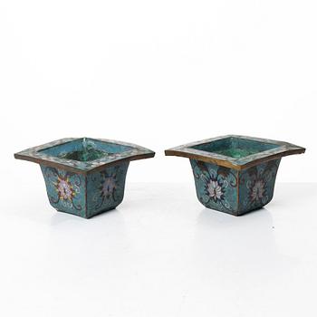 Ytterfoder, cloisonné på förgylld koppar, ett par, sen Qingdynasti / omkring 1900.