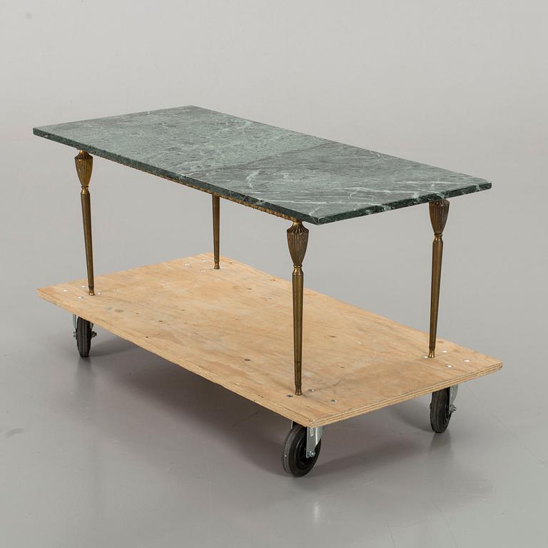 A MARBLE TOP COFFEE TABLE.