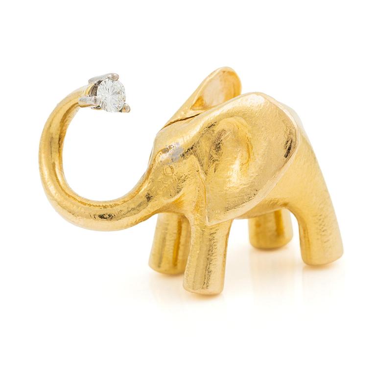 Ole Lynggaard hänge 18K guld i form av elefant  med en rund briljantslipad diamant.