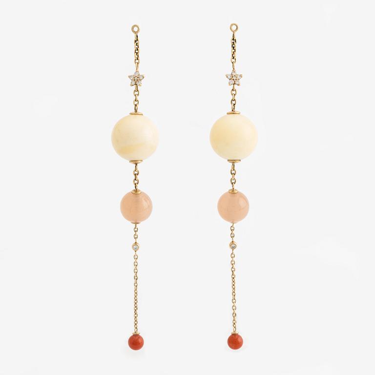 Ole Lynggaard ett par påhängen till örhängen.