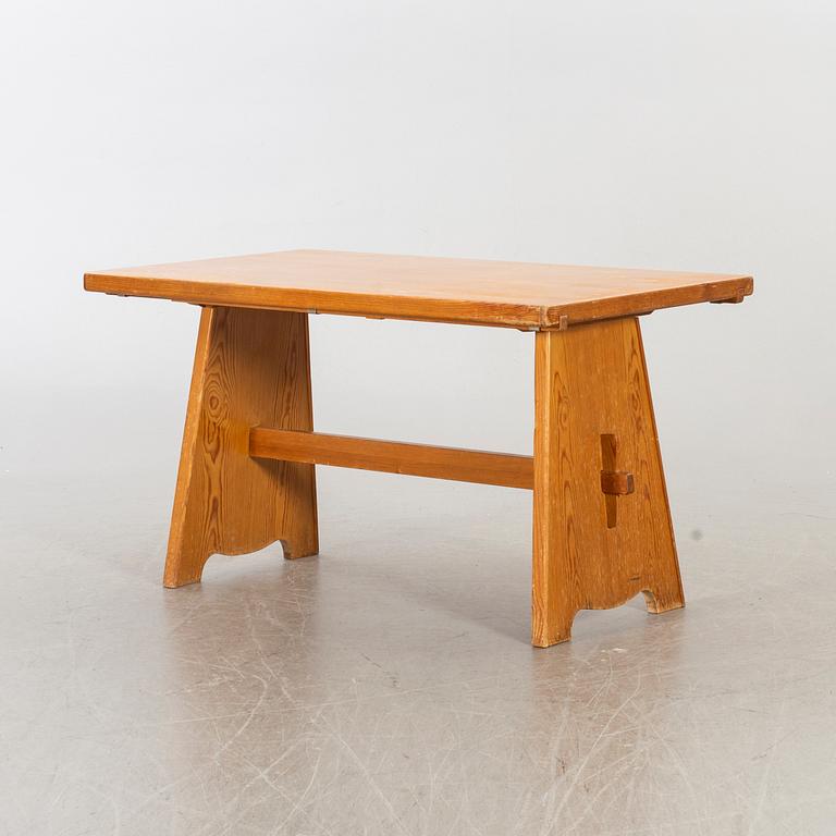 A Carl Malmsten 1930/40:s pine dining table for Svensk Furu.