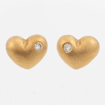Ole Lynggaard a pair of earrings in 18K gold set with round brilliant-cut diamonds, in the shape of hearts.