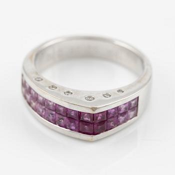 Ring med 18K vitguld med rosa safirer och runda briljantslipade diamanter.