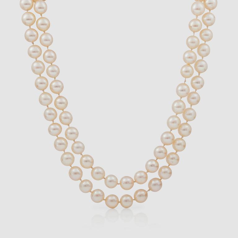 A 2-strand cultured pearl necklace. Pearls circa 8.2 - 8.4 mm in diameter.