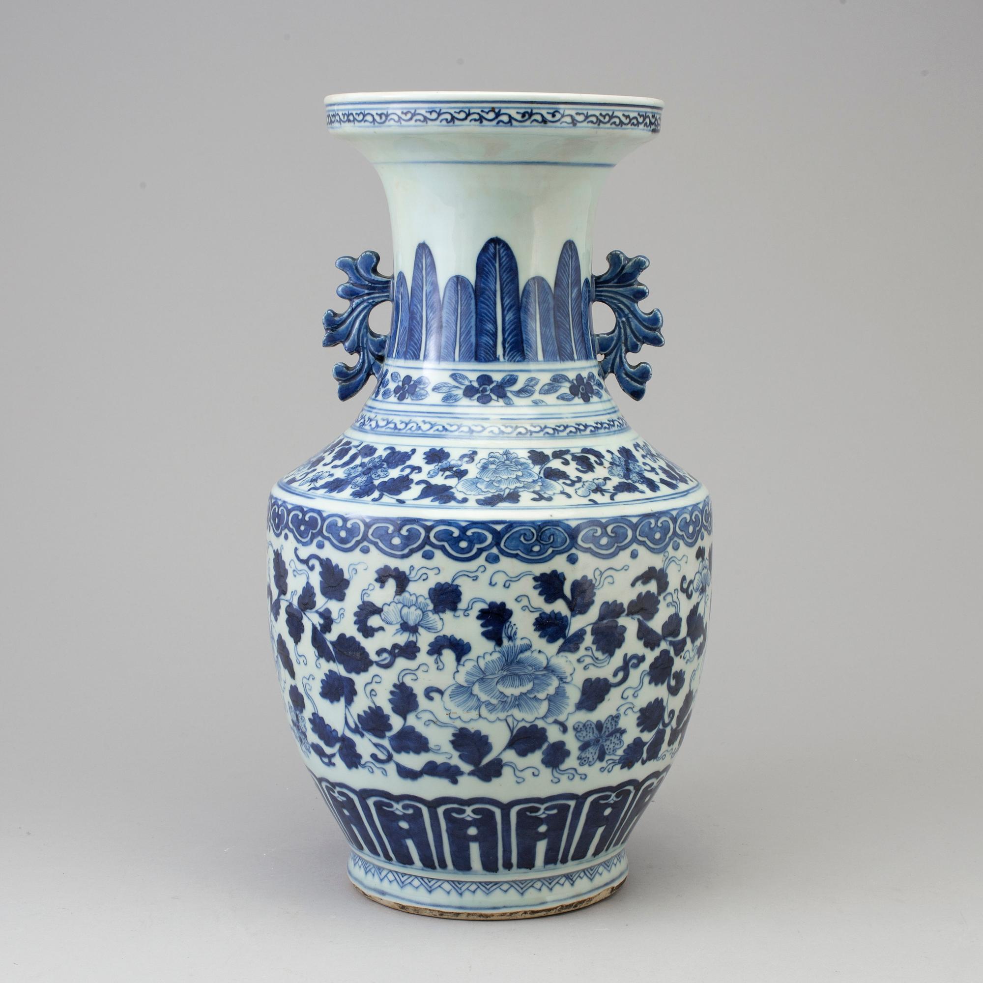 A large blue and white porcelain vase, Qing dynasty, late 18th/early 19th century.