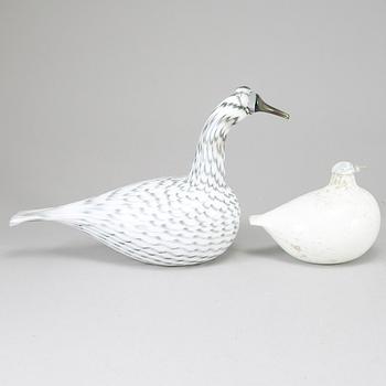 OIVA TOIKKA, two glass birds "Whooper swan" and "Snow-Grouse" signed O. Toikka Nuutajärvi.