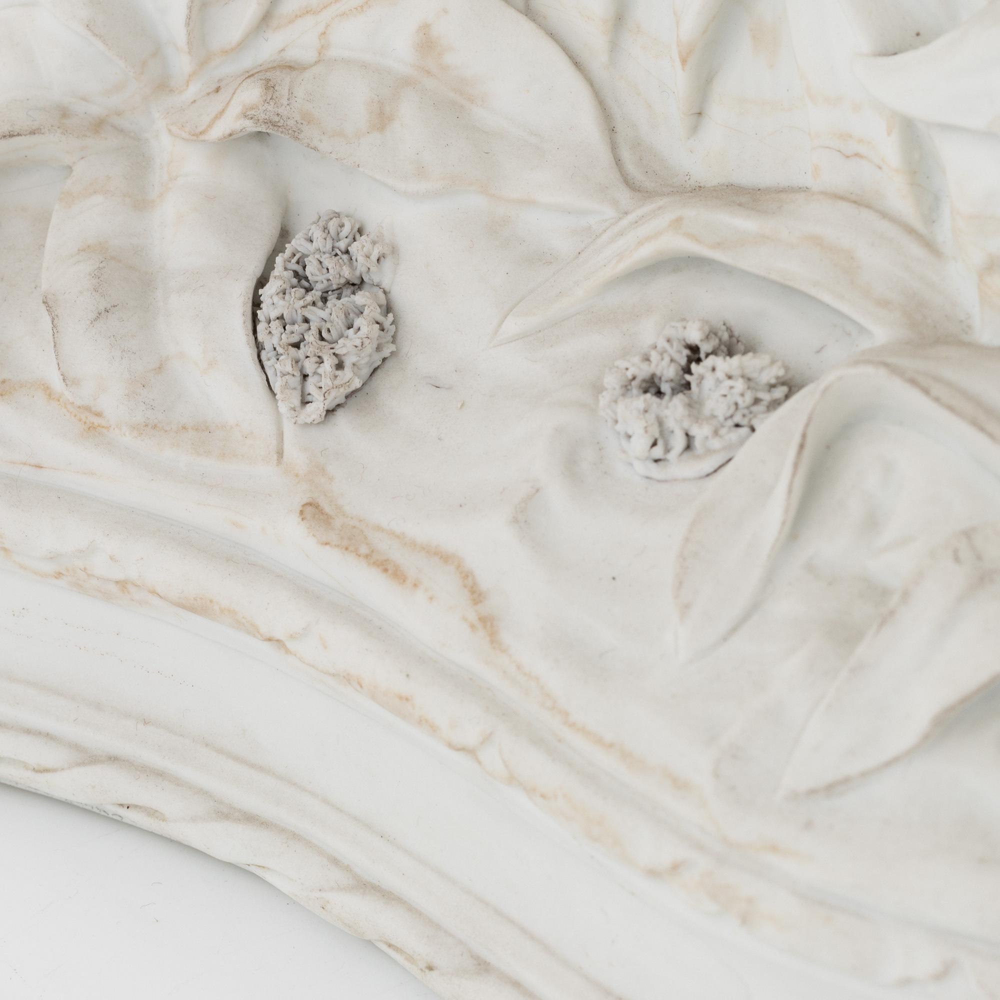 Urnor, ett par, parian, Oscar II:s ägarmärkning, 1800-talets mitt.