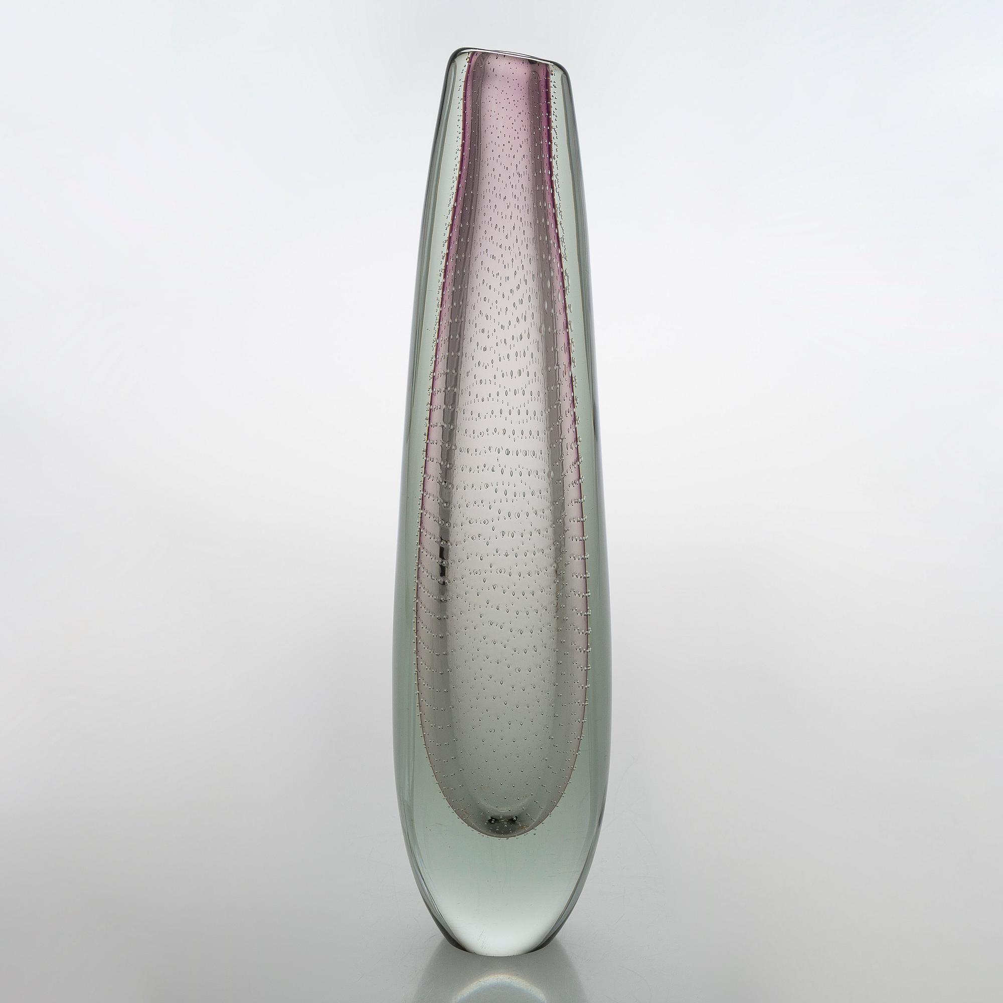 Gunnel Nyman, A glass vase signed, G. Nyman, Nuutajärvi Notsjö.