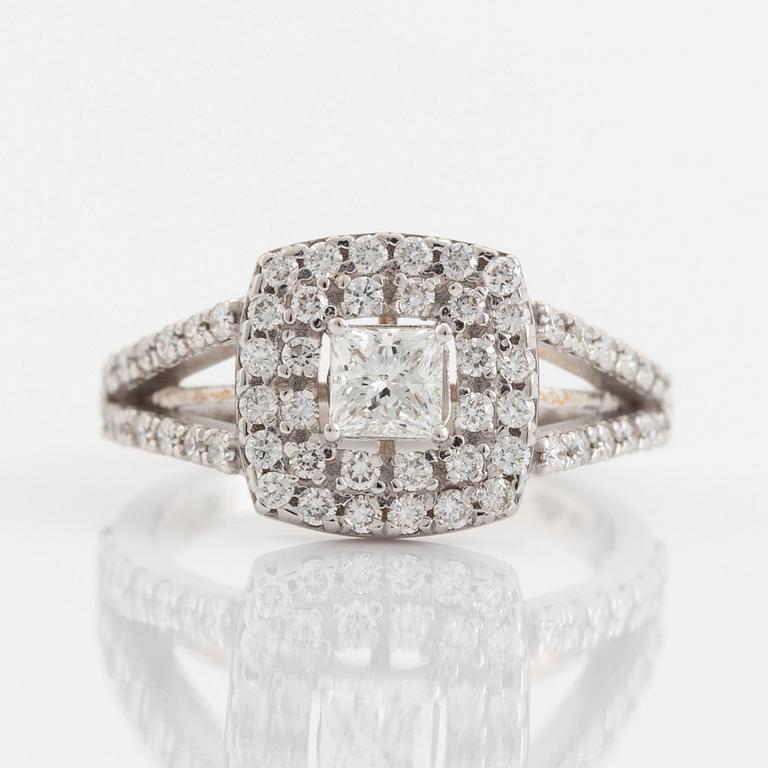 Princess- and brilliant cut diamond ring, with GIA dossier.