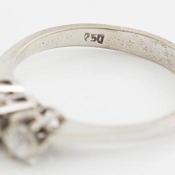 Ring, 18K vitguld med tre gammalslipade diamanter.