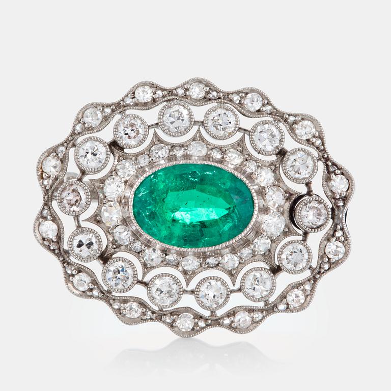 Brosch med en fasettslipad smaragd ca 3 ct samt gammal- och åttkantslipade diamanter ca 1.5 ct.