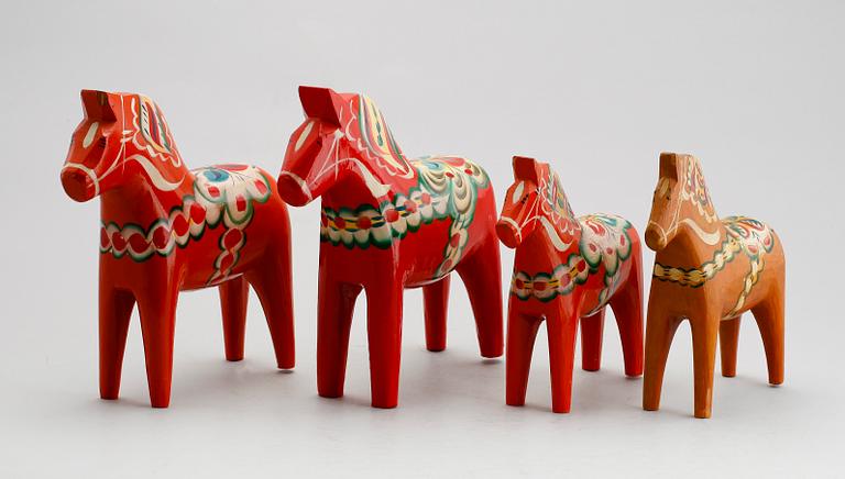 FIGURER, 4 st, bemålat trä, 1900-tal, dalahästar.