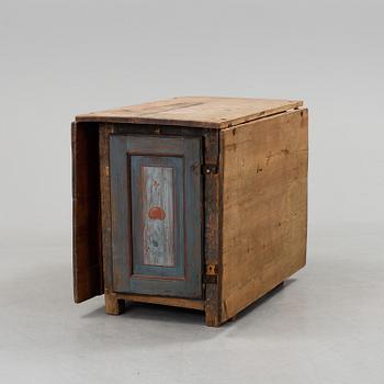 A painted pine gate leg table, 19th Century.