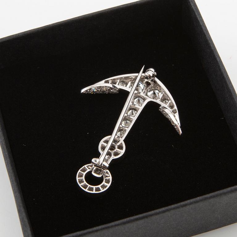 Brooch in the form of an anchor made of 18K white gold with diamonds.