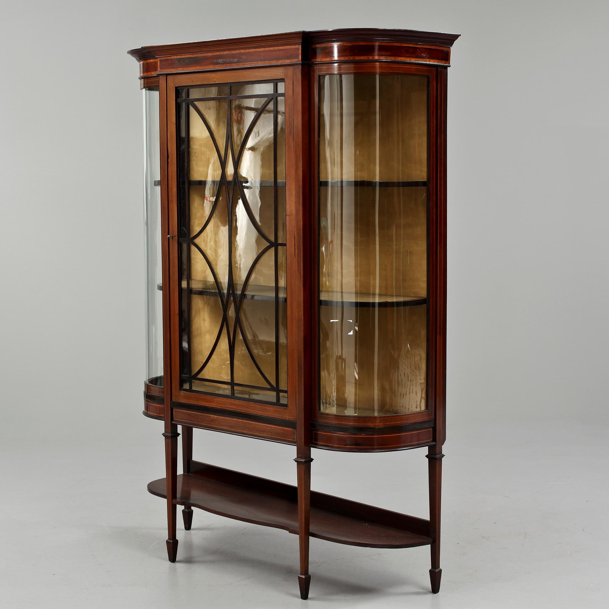 VITRINSKÅP, engelsk stil, 1900-tal.