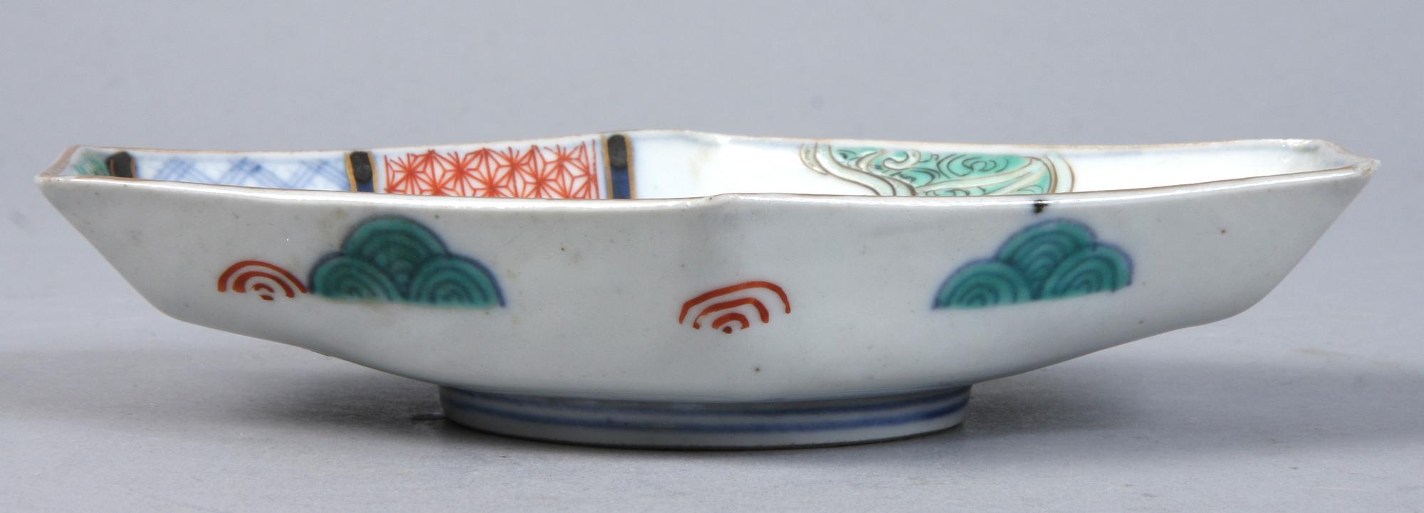 VAS samt FAT, stengods samt porslin, Japan, 1800/1900-tal.