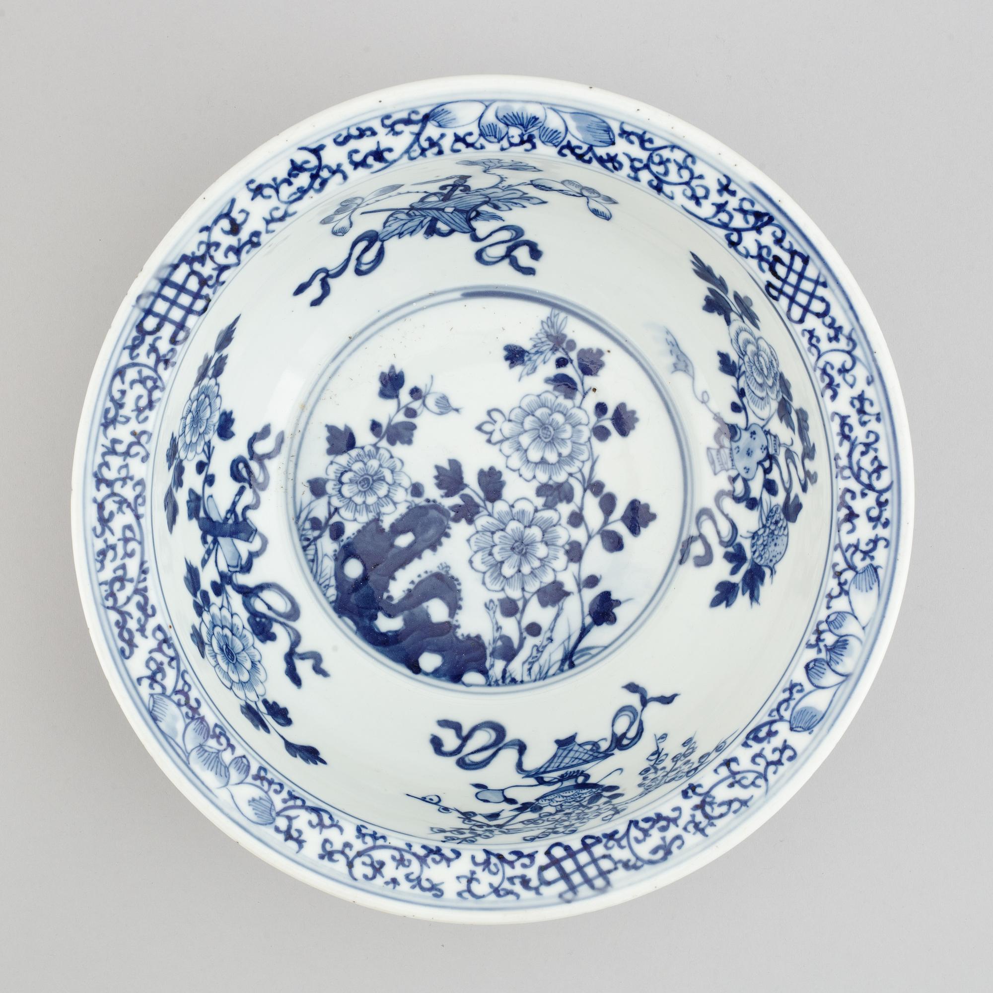 A blue and white bowl, Qing dynasty, 19th Century.