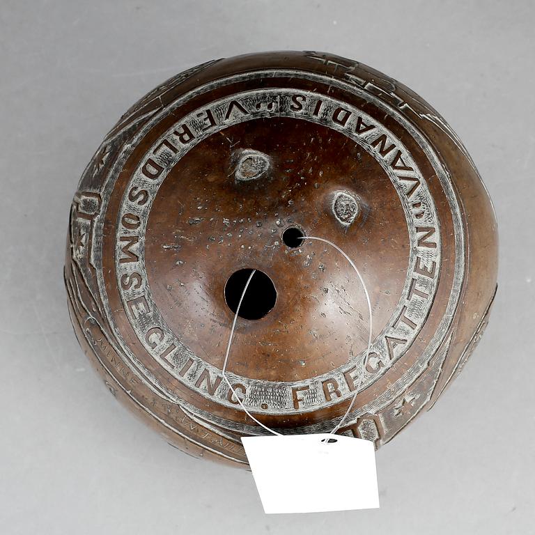 SJÖMANSARBETE, kokosnöt, utförd med anledning av Fregatten Vanadis världsomsegling 1887-88.