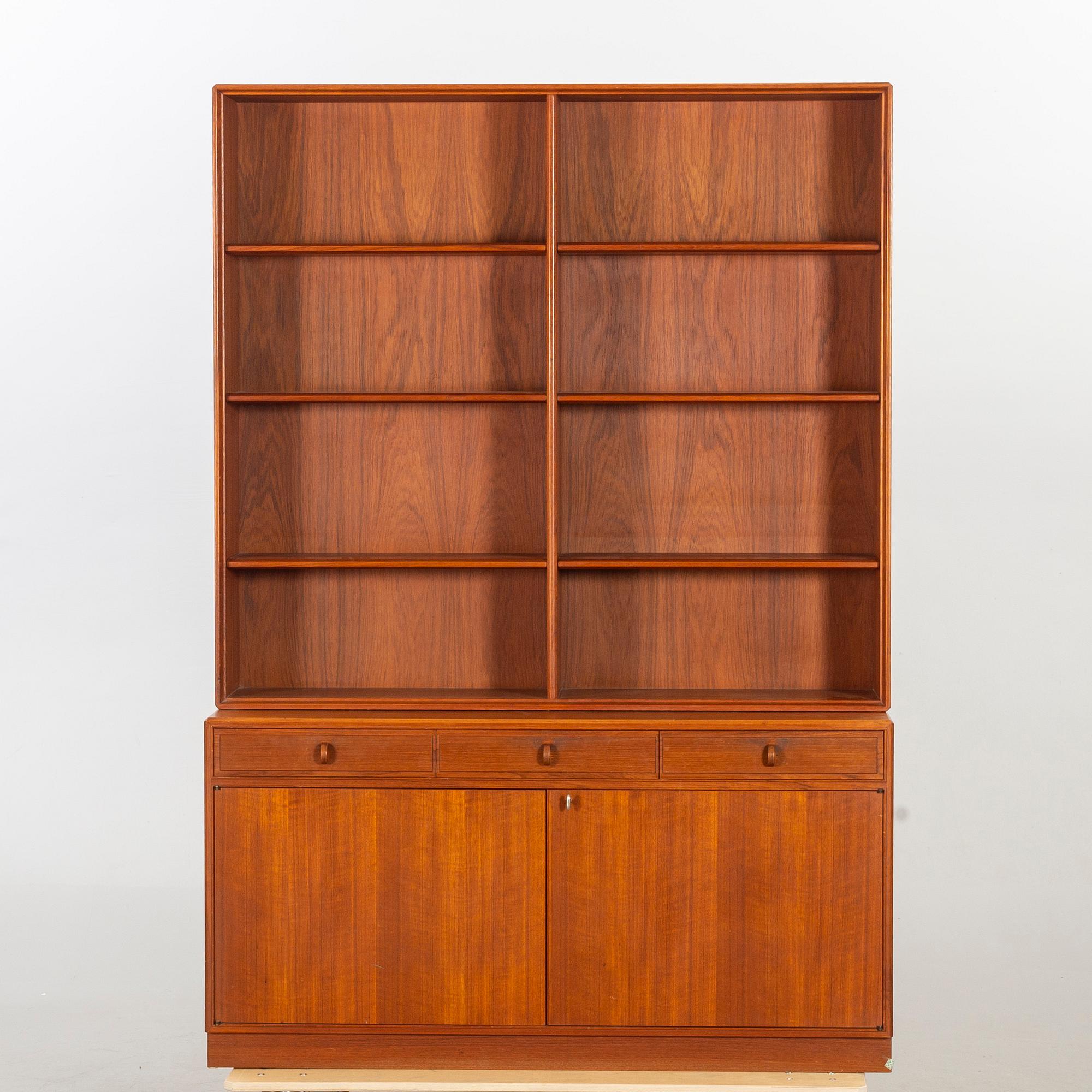 A MID 20TH CENTURY BOOK CASE.