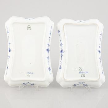 Two 'Blue Fluted' / 'Musselmalet riflet' serving dishes / trays, Royal Copenhagen, model 269 and 716, 1960s.