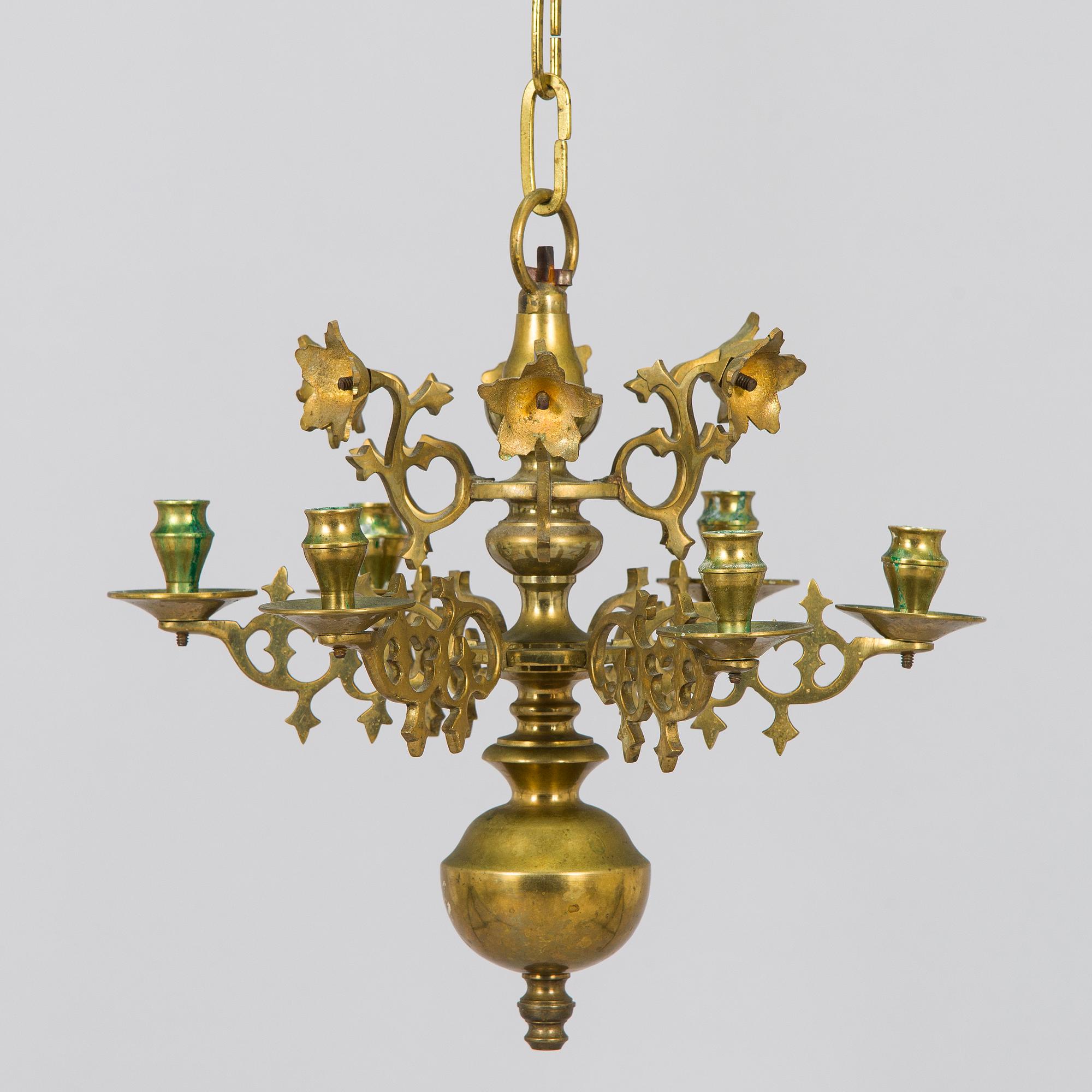 Kynttiläkruunu, messinkiä, 1900-luvun alkupuoli.