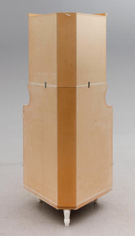 HÖRNSKÅP, gustaviansk stil, 1900-talets andra hälft.