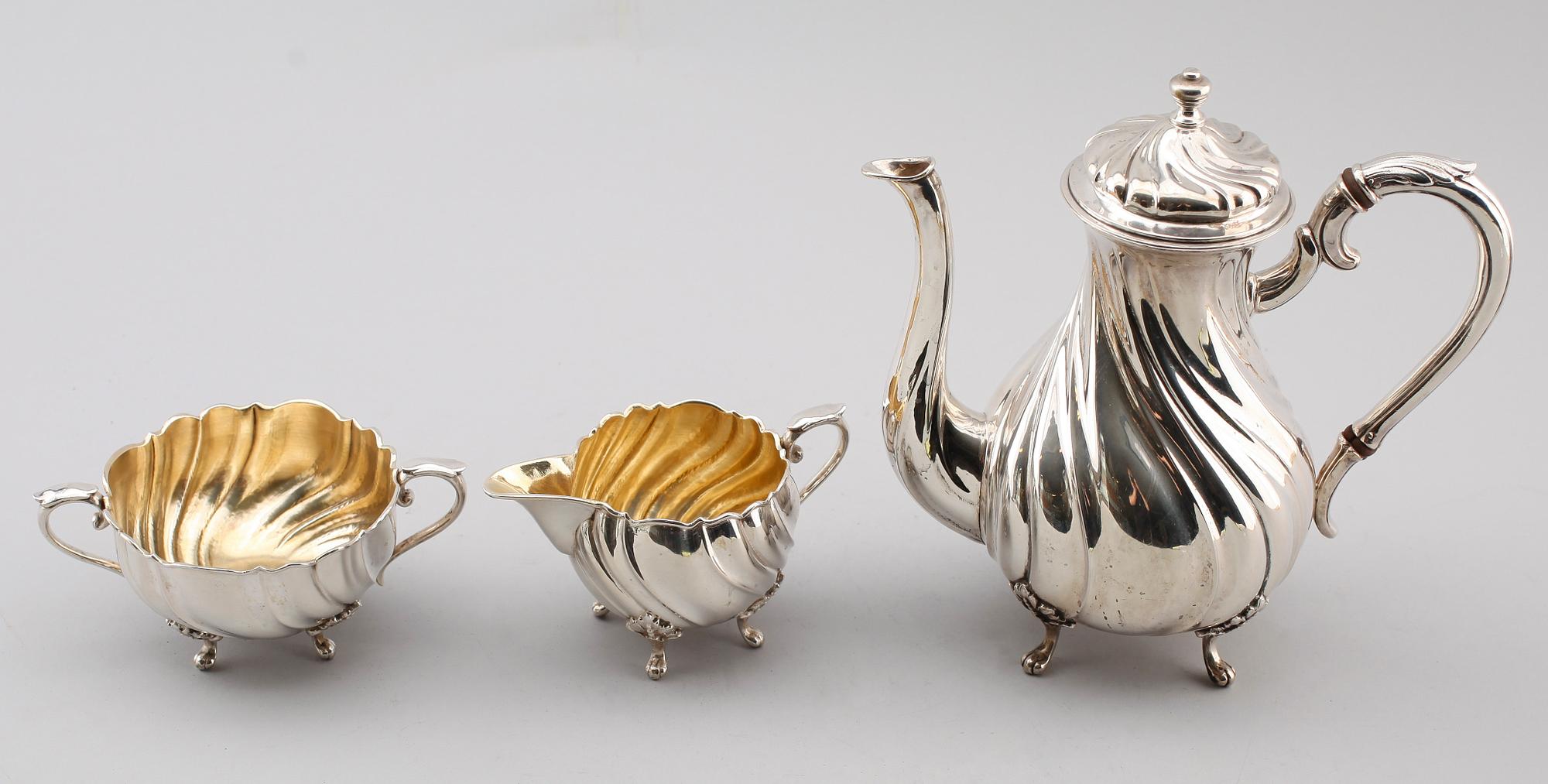 KAFFESERVIS, 3 delar, silver, sannolikt Tyskland, 1900-talets första hälft. Vikt ca 1329 gram.