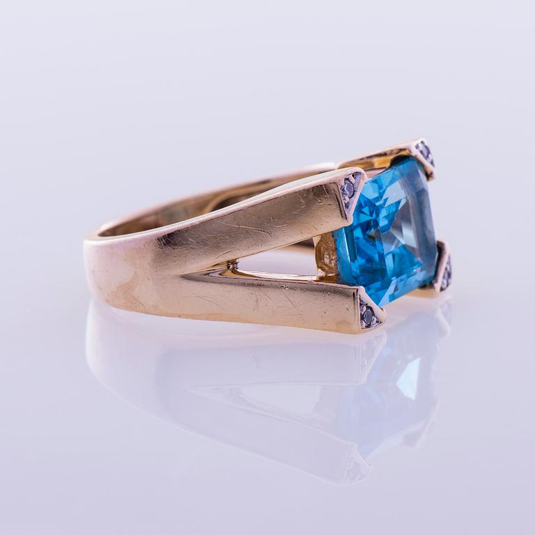 RING, 14K guld, fasettslipad topas, briljantslipade diamanter. Vikt ca 6,9 g.