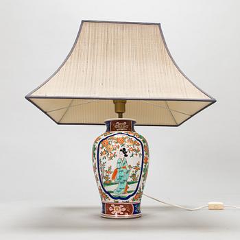 Bordslampa, porslin, Kina 1900-talets första hälft.