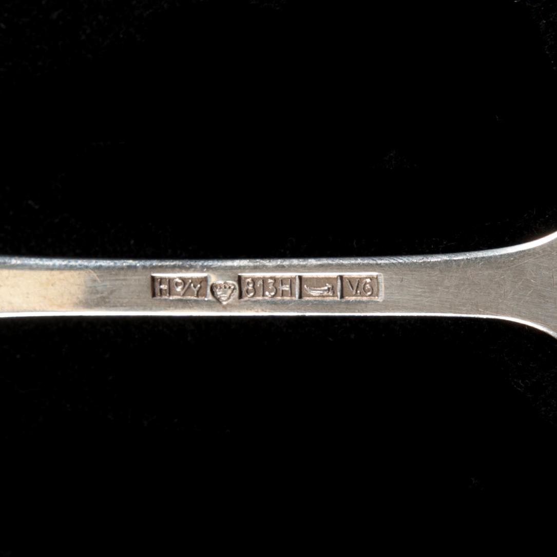 BESTICK, 6+6 "Musslan" silver, Helsingfors 1936-1950. Knivbladen stål. Sammanlagd vikt ca 748 g.