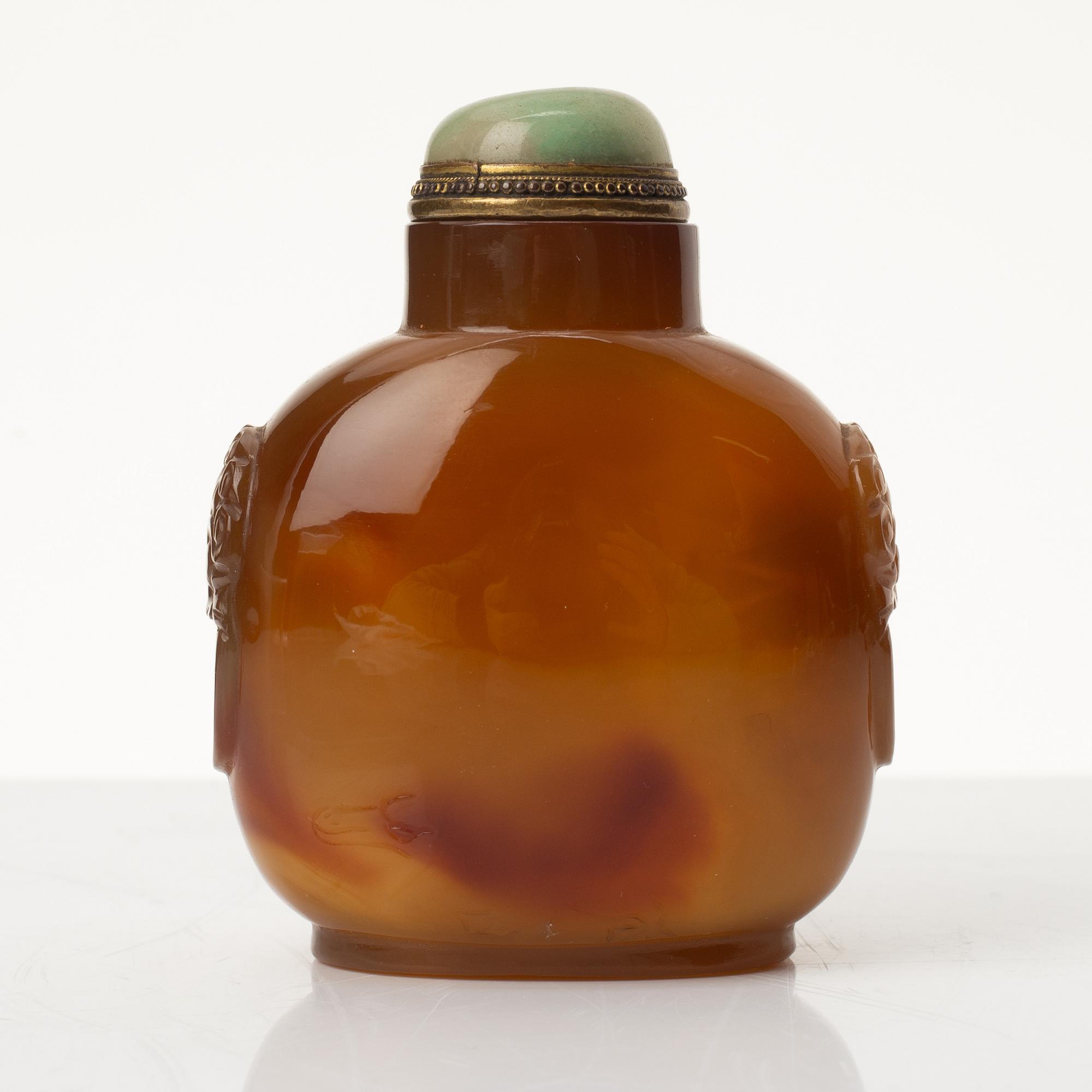 A Chinese agate and nephrite snuffbottle, late Qing dynasty, 19th century.