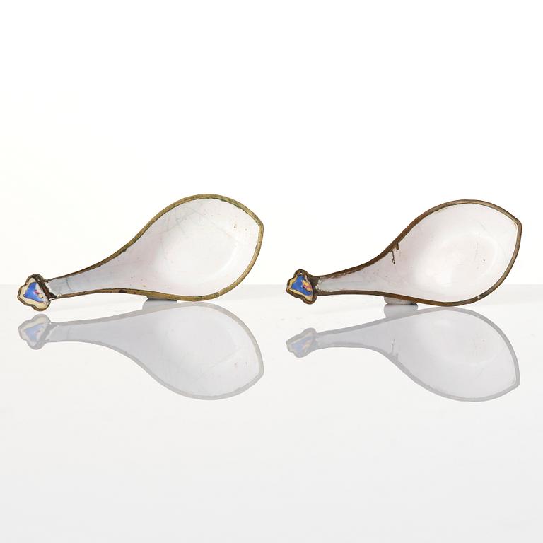 Two Chinese famille rose porcelain dishes and a censer, a pair of enamel spoons, Qing dynasty.