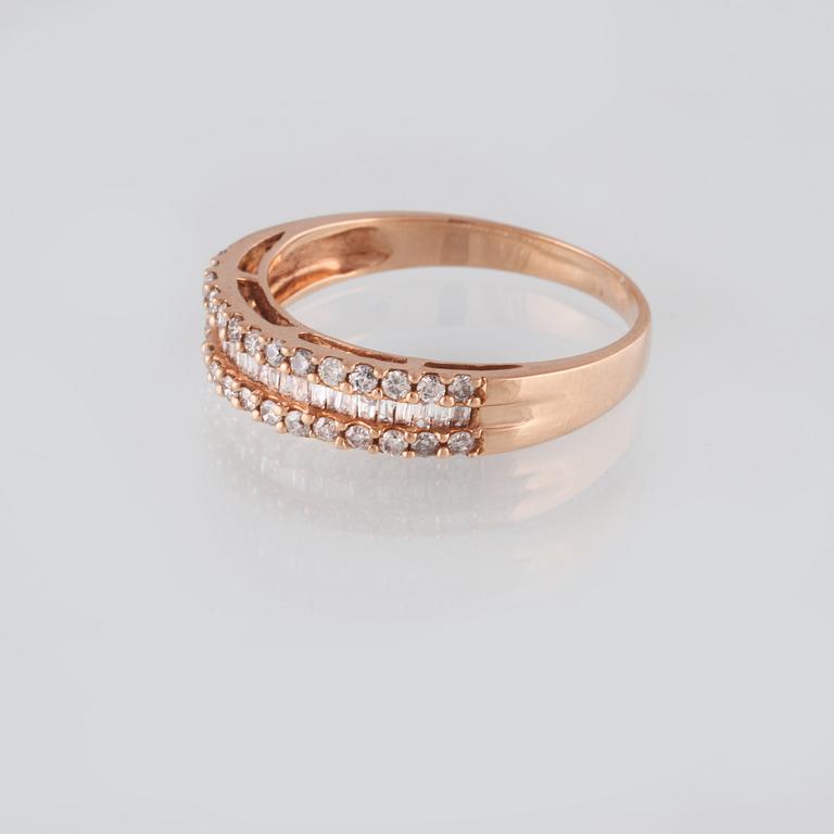 RING, 18K guld med briljant och baguetteslipade diamanter ca 0.14 ct. Vikt 2,6 gram.