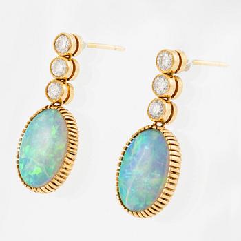 Örhängen 18K guld med opaler och briljantslipade diamanter.