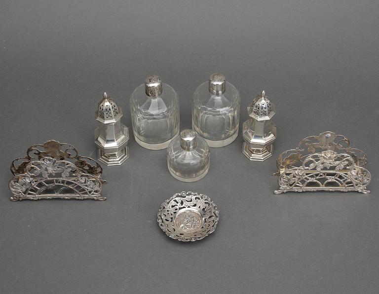 PARTI DIVERSE, silver, ströare, servetthållare, flakonger och fat, 291 gram, exklusive flakonger i glas   m silverpropp.