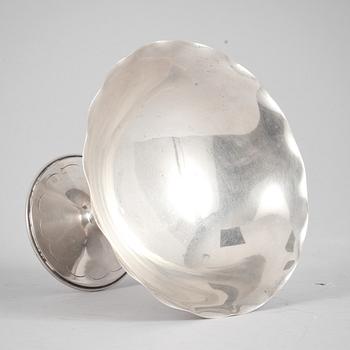 SKÅL PÅ FOT, silver. C.G Hallberg, Stockholm, 1925. Vikt ca 142 g.