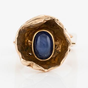 Ring in 14K gold with a cabochon-cut sapphire.