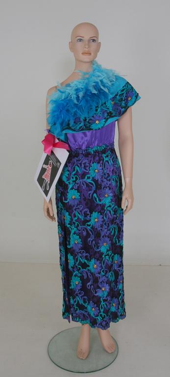 KLÄNNING, buren av Eva Rydberg i "Funny Girl". Säljes till förmån för Röda Korset.