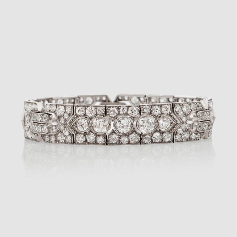 An Art Deco diamond bracelet. Total carat weight circa 14.00 cts. Circa 1920's.