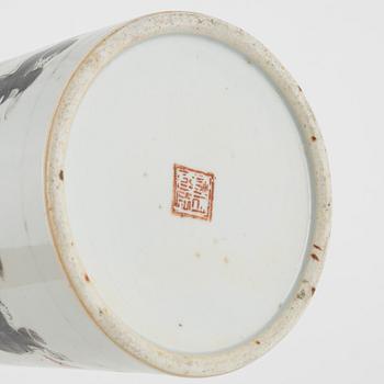 A porcelain brush stand, China, 20th century.