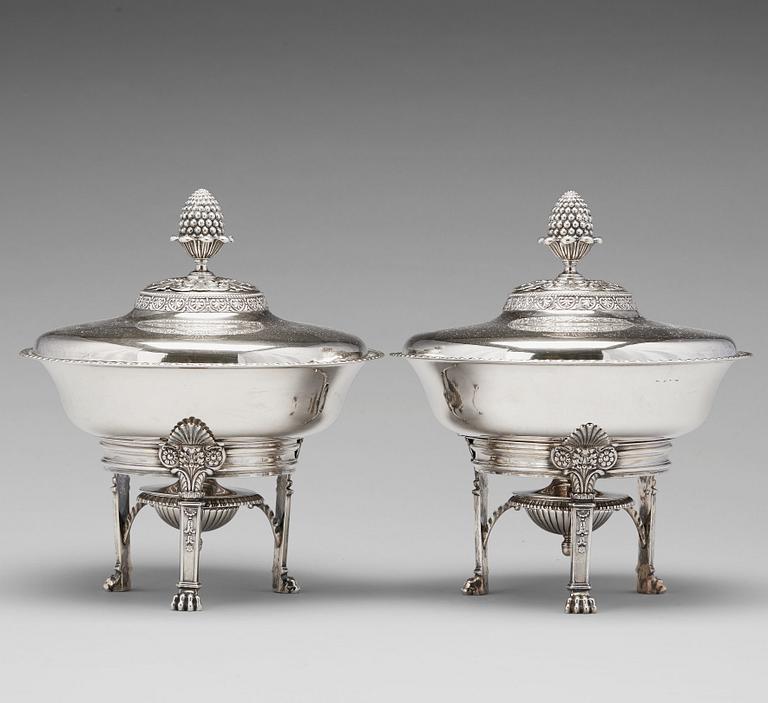 Adolf Zethelius, karotter / terriner på réchaud, ett par, silver, Stockholm 1830. Empire.
