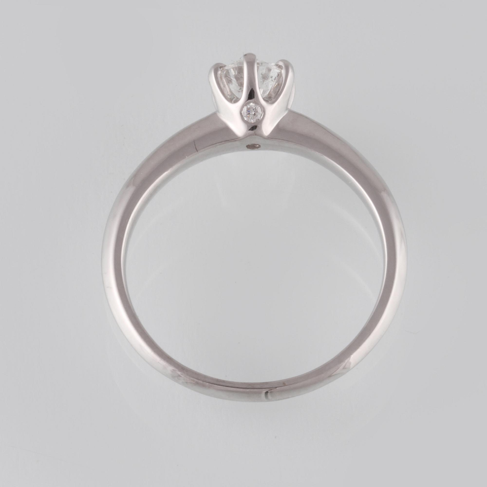 RING, 18K vitguld med briljantslipad diamant 0.53 ct samt 2 briljantslipade diamanter 0.02 ct. Vikt 2.8 gram.