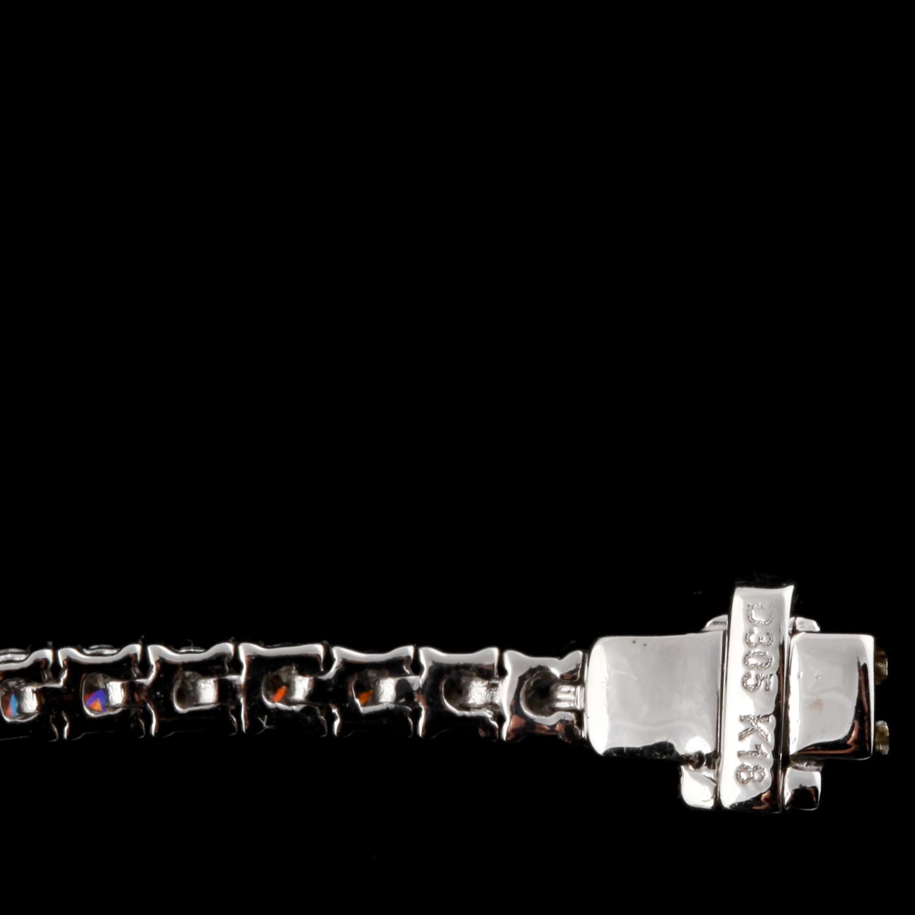 ARMBAND, 18k vitguld med 82 briljantslipade diamanter, 3.05 ct. Vikt 10 g.