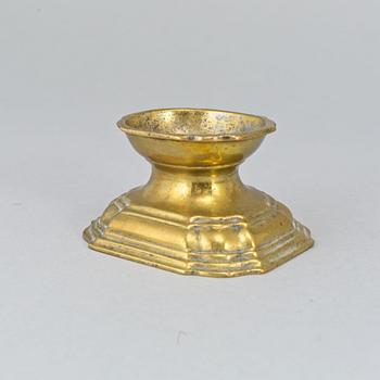 A brass salt cellar, 18th century.