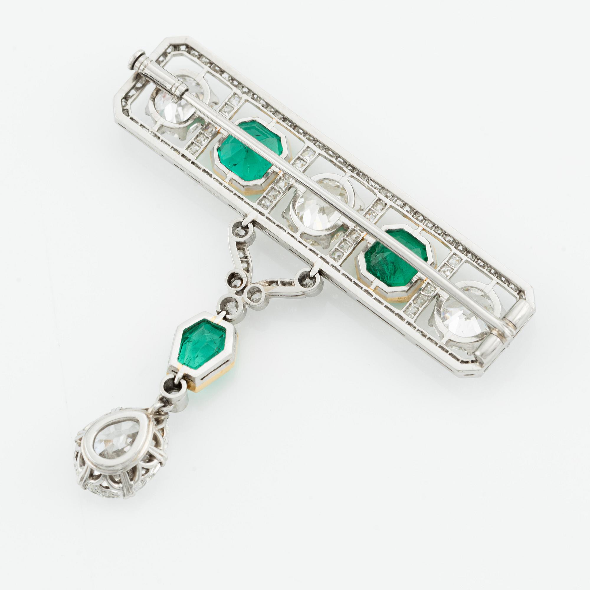 Brosch platina med trappslipade smaragder och gammalslipade diamanter, W.A. Bolin sannolikt Moskva runt 1920.