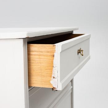 A chest of drawers, early 20th Century.