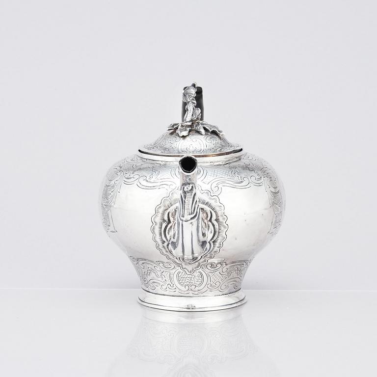 An English early 19th century teapot, silver, marks of Henry Nutting, London 1805.