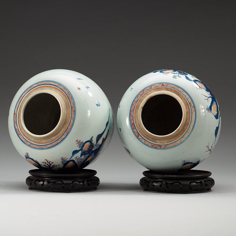 KRUKOR, ett par, porslin. Qing dynastin, 1700-tal.