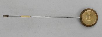 BORDSPENDYL, förgylld och patinerad metall och marmor, urverket märkt Japy Fréres, Paris, 1800-talets andra hälft.